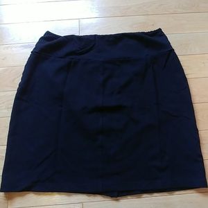 Stretchy black skirt